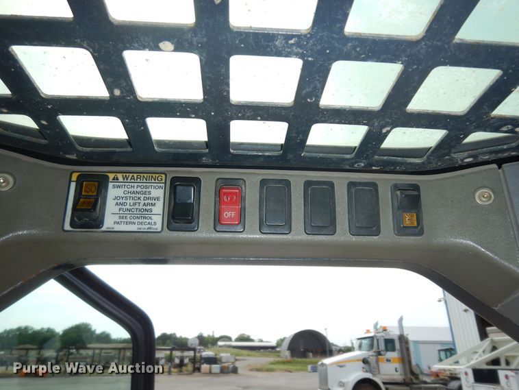 image for item DN1621 2004 Bobcat S250  skid steer loader