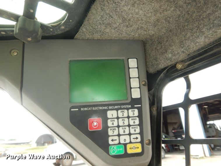 image for item DN1621 2004 Bobcat S250  skid steer loader