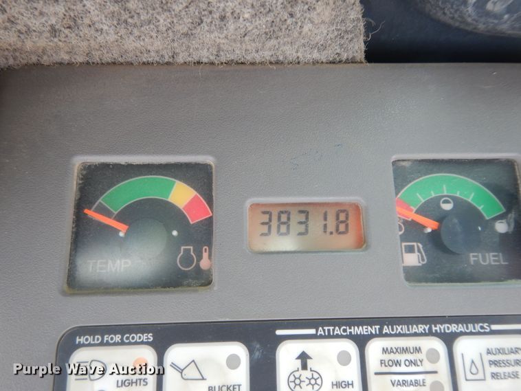 image for item DN1621 2004 Bobcat S250  skid steer loader