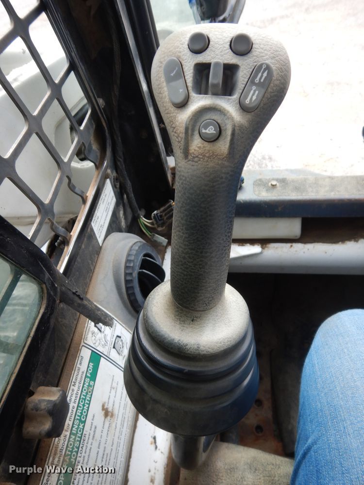 image for item DN1621 2004 Bobcat S250  skid steer loader