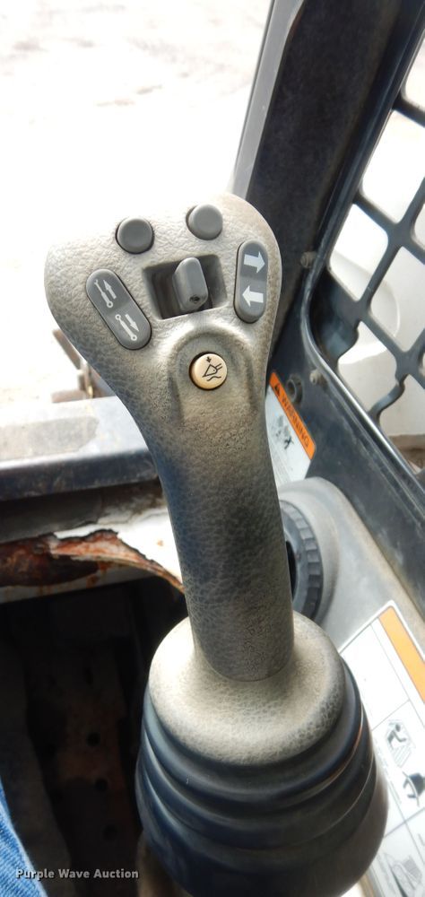 image for item DN1621 2004 Bobcat S250  skid steer loader