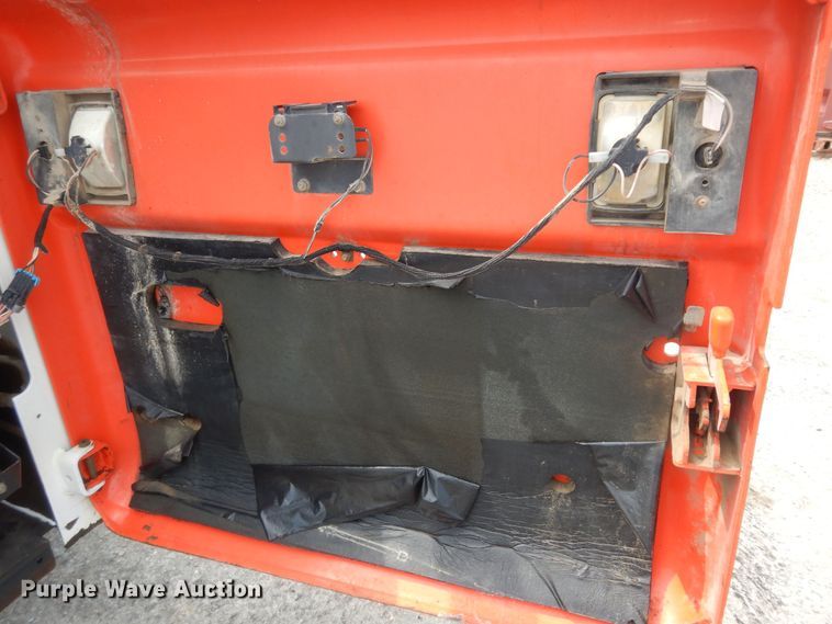 image for item DN1621 2004 Bobcat S250  skid steer loader