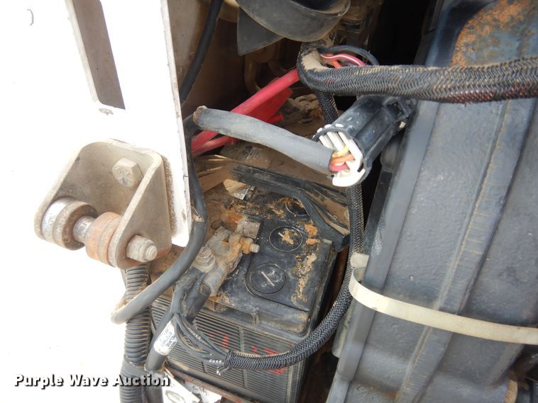 image for item DN1621 2004 Bobcat S250  skid steer loader