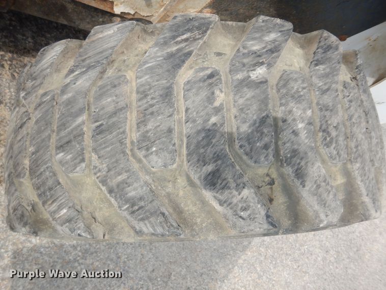 image for item DN1621 2004 Bobcat S250  skid steer loader