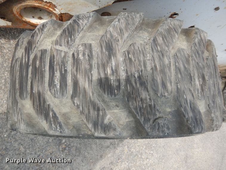 image for item DN1621 2004 Bobcat S250  skid steer loader