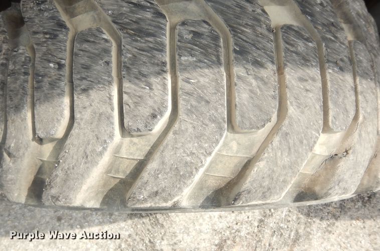 image for item DN1621 2004 Bobcat S250  skid steer loader