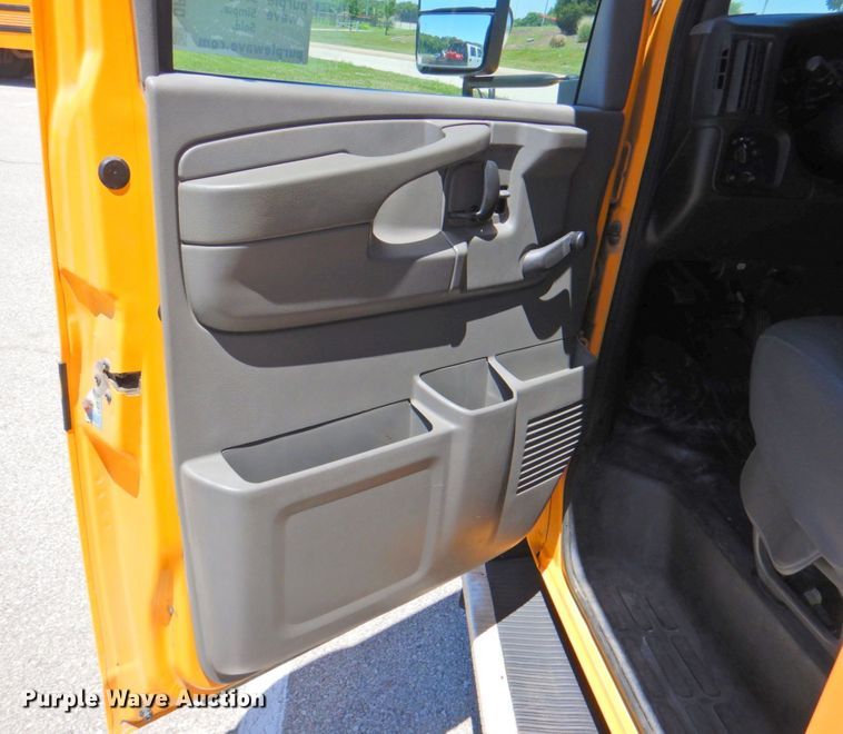 image for item DP4369 2005 GMC Savana  school bus