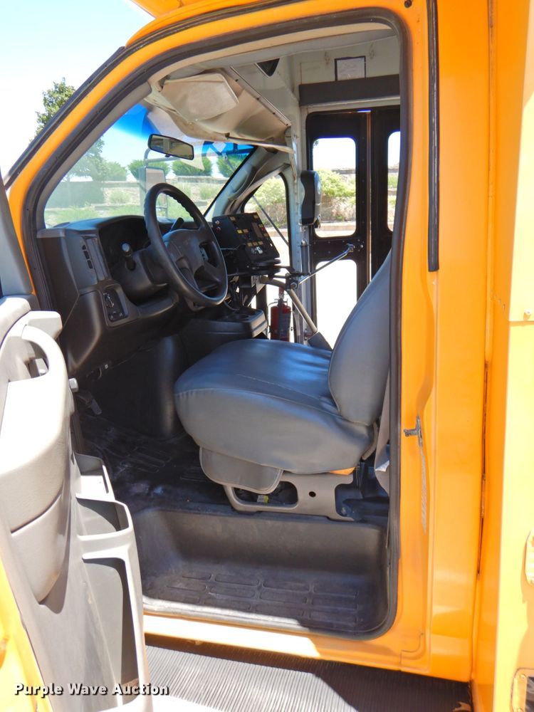 image for item DP4369 2005 GMC Savana  school bus