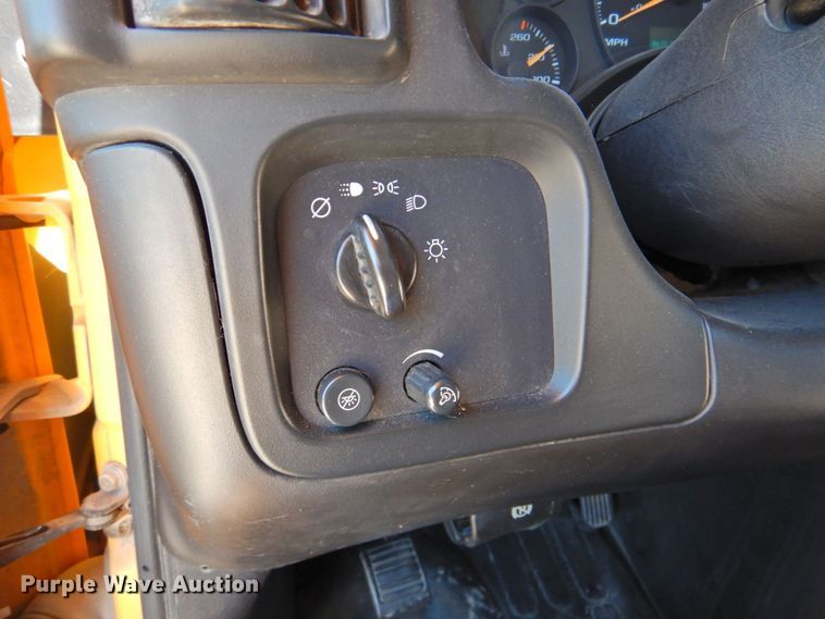 image for item DP4369 2005 GMC Savana  school bus