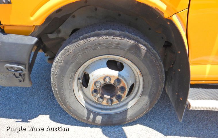 image for item DP4369 2005 GMC Savana  school bus