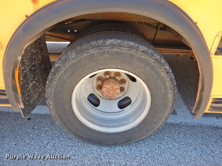 image for item DP4369 2005 GMC Savana  school bus