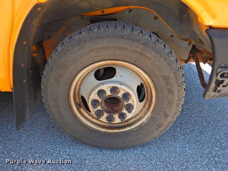 image for item DP4369 2005 GMC Savana  school bus