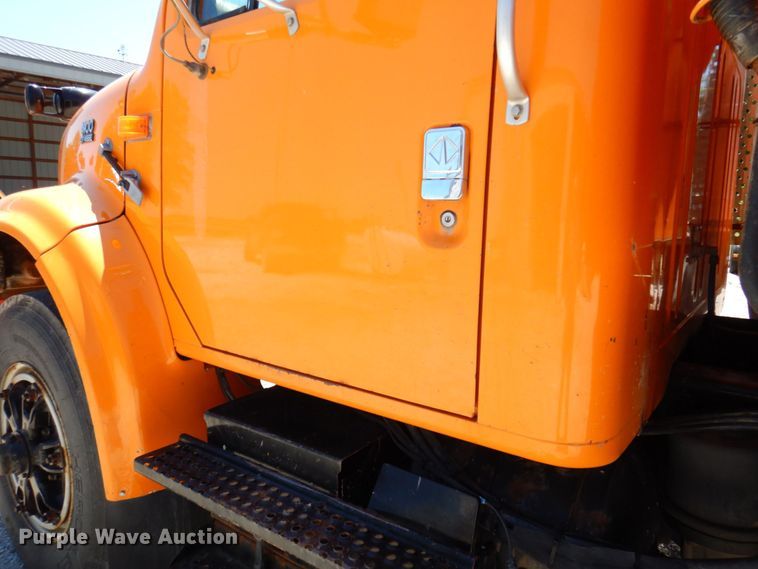 image for item DP5579 2000 International 4900  dump truck