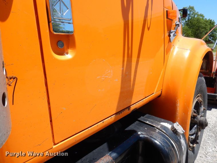 image for item DP5579 2000 International 4900  dump truck