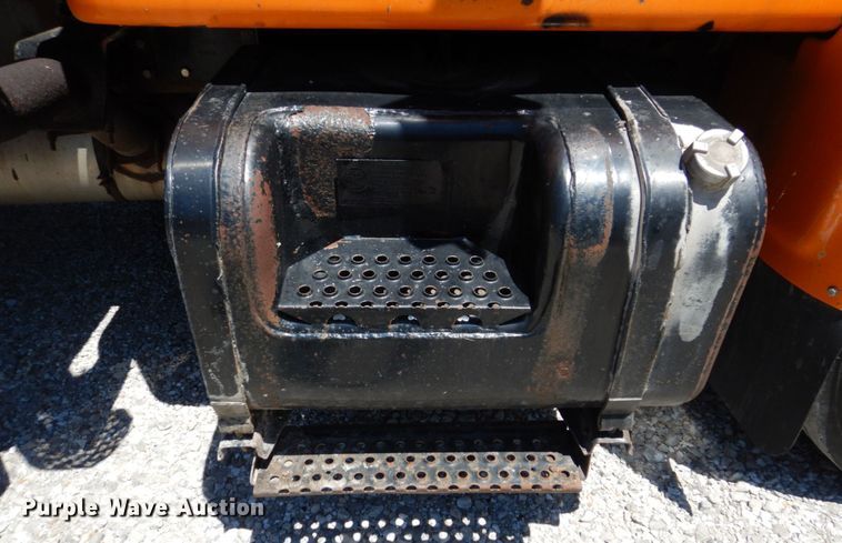 image for item DP5579 2000 International 4900  dump truck