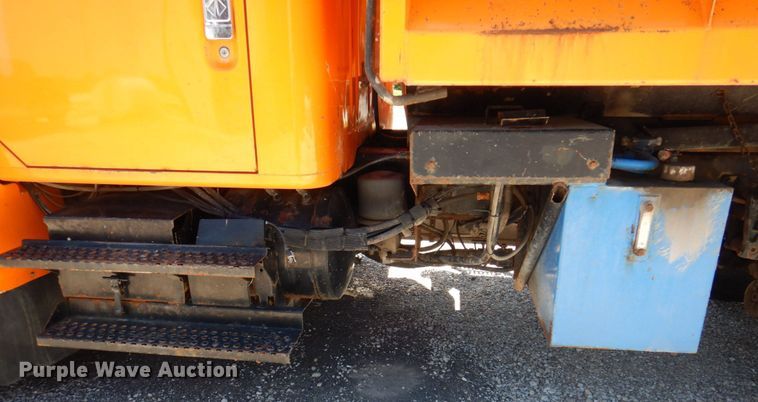 image for item DP5579 2000 International 4900  dump truck