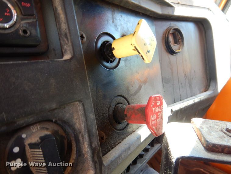 image for item DP5579 2000 International 4900  dump truck