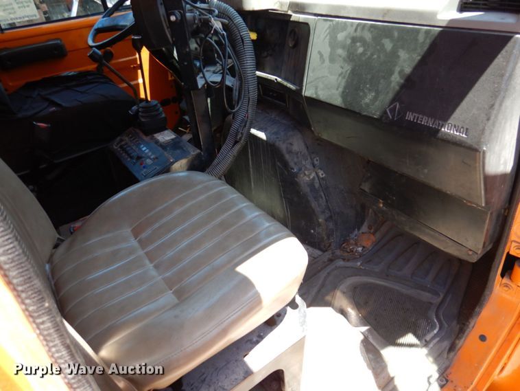 image for item DP5579 2000 International 4900  dump truck