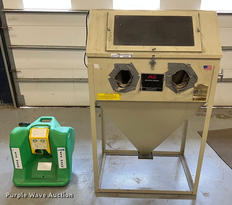 image for item HL9192 Sand blasting cabinet