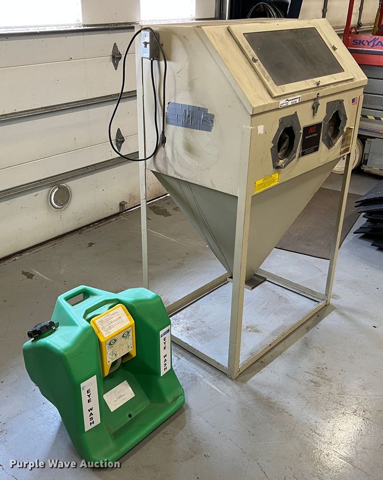 image for item HL9192 Sand blasting cabinet