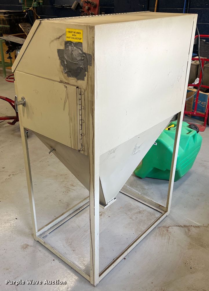 image for item HL9192 Sand blasting cabinet