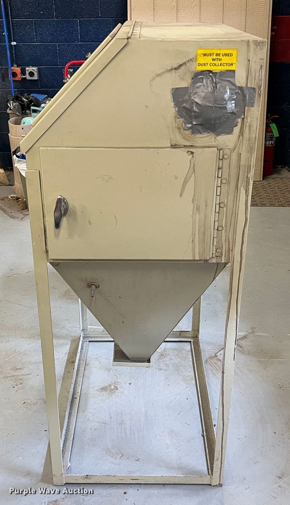 image for item HL9192 Sand blasting cabinet
