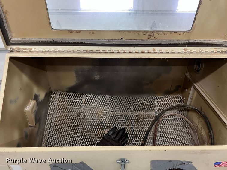 image for item HL9192 Sand blasting cabinet