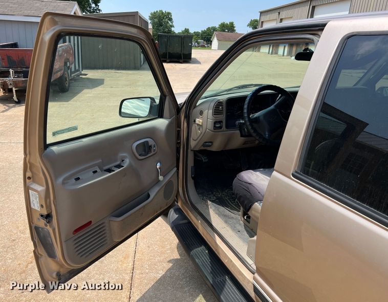 image for item HL9197 1999 Chevrolet Suburban C1500  SUV