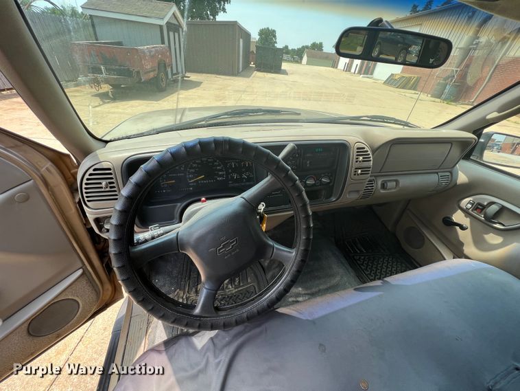 image for item HL9197 1999 Chevrolet Suburban C1500  SUV