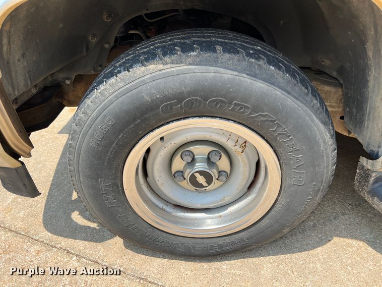 image for item HL9197 1999 Chevrolet Suburban C1500  SUV