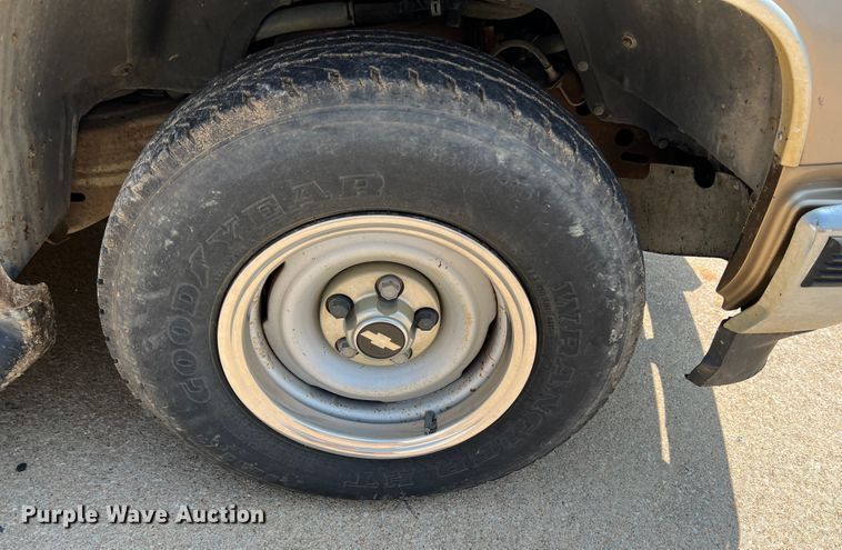 image for item HL9197 1999 Chevrolet Suburban C1500  SUV