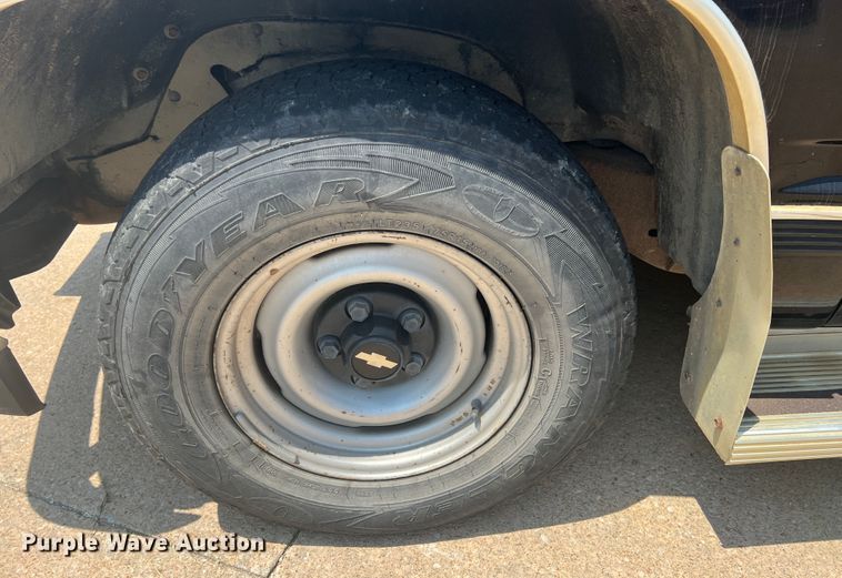 image for item HL9198 1997 Chevrolet Suburban C1500  SUV