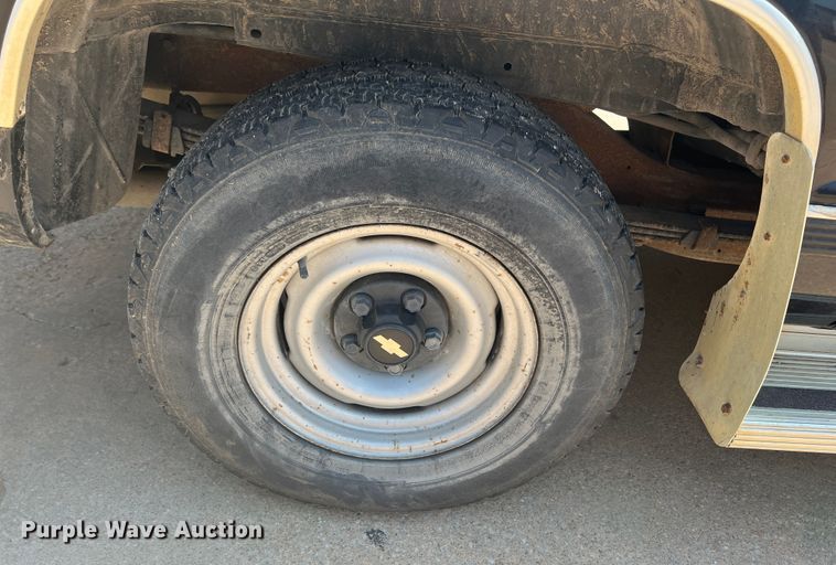 image for item HL9198 1997 Chevrolet Suburban C1500  SUV