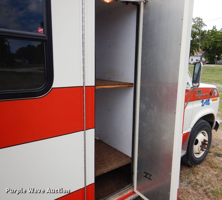 image for item JH9700 1986 Ford E350  ambulance