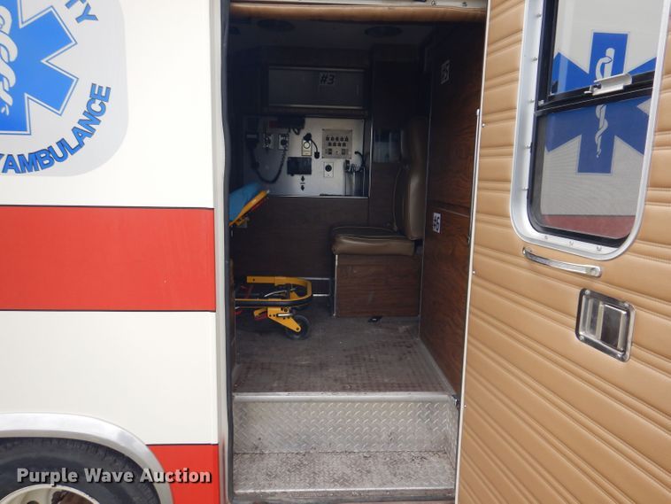 image for item JH9700 1986 Ford E350  ambulance