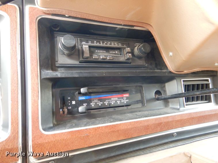 image for item JH9700 1986 Ford E350  ambulance