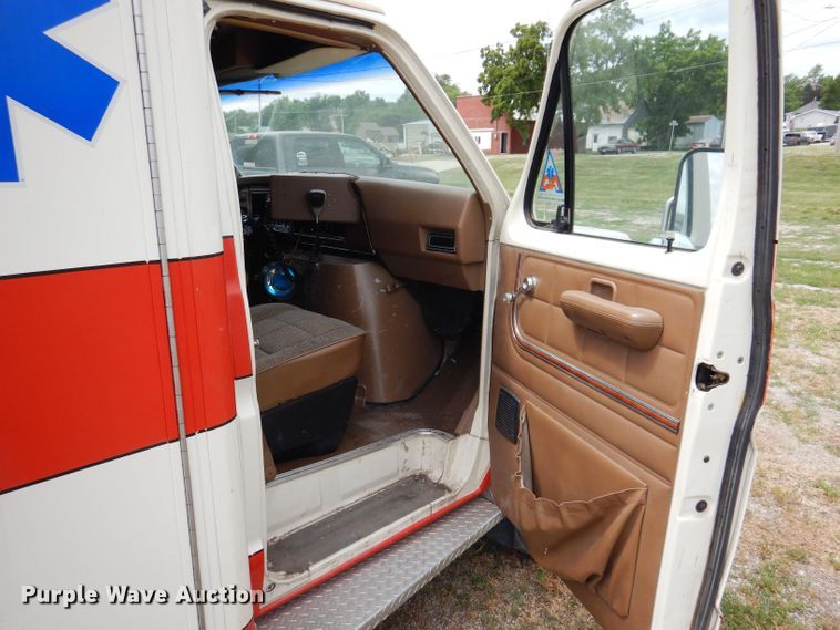 image for item JH9700 1986 Ford E350  ambulance