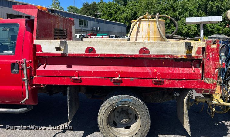 image for item KC9857 1999 Ford F550 XL  dump flatbed truck with paint striper