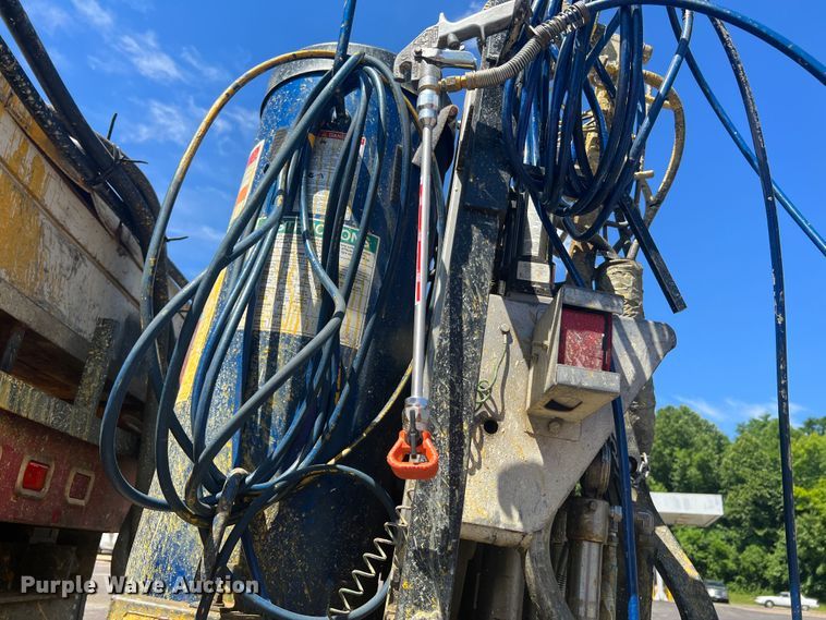 image for item KC9857 1999 Ford F550 XL  dump flatbed truck with paint striper