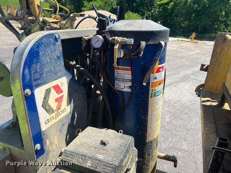 image for item KC9857 1999 Ford F550 XL  dump flatbed truck with paint striper