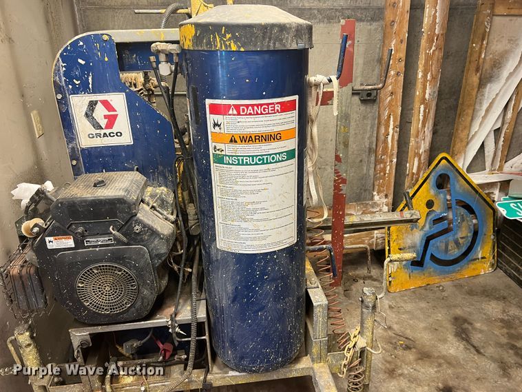 image for item KC9857 1999 Ford F550 XL  dump flatbed truck with paint striper