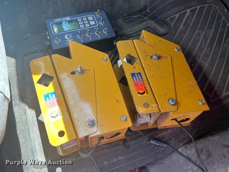 image for item KC9857 1999 Ford F550 XL  dump flatbed truck with paint striper