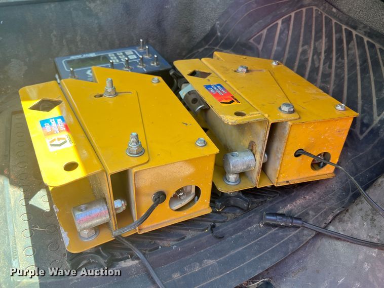 image for item KC9857 1999 Ford F550 XL  dump flatbed truck with paint striper