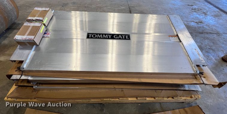 image for item KC9858 (3) Tommy Gate tailgates
