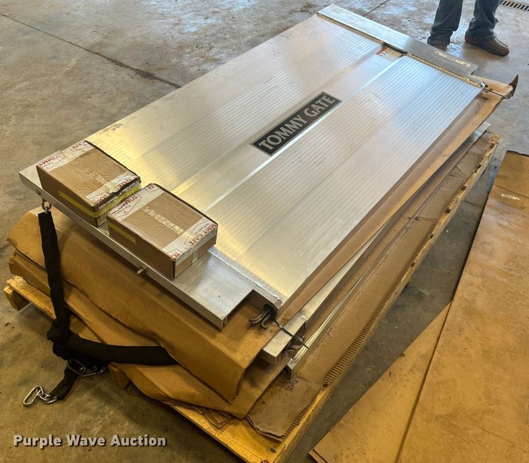 image for item KC9858 (3) Tommy Gate tailgates