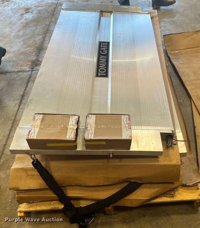 image for item KC9858 (3) Tommy Gate tailgates