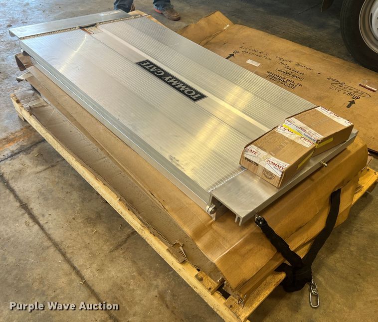 image for item KC9858 (3) Tommy Gate tailgates