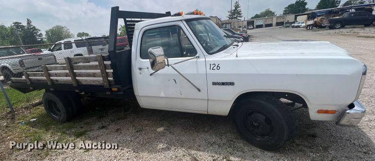 image for item KN9536 1992 Dodge D350  flatbed pickup truck