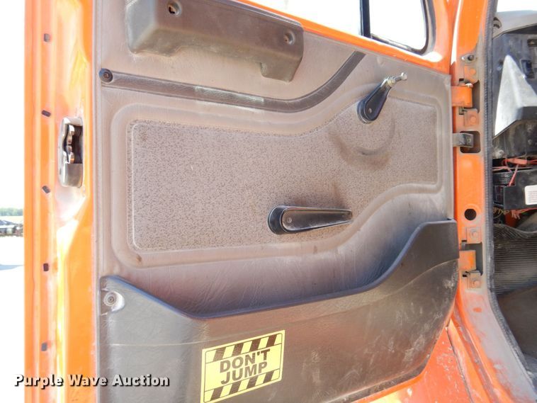 image for item KR9228 2001 International 2674  dump truck