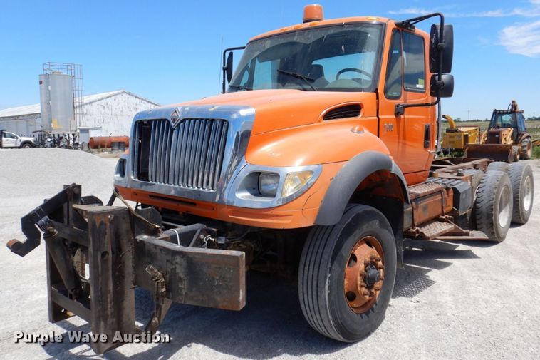 image for item KR9229 2004 International 7600  truck cab and chassis